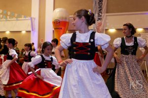 шествие в костюмах на октоберфест