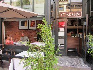 в местных кафе еда вкуснее и дешевле