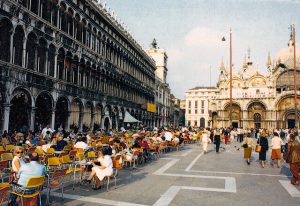 Кафе на площади Сан Марко Италия