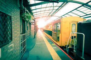 вагоны в метро амстердама похожи на трамваи