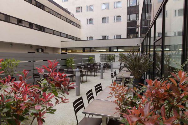 Отзыв о выбранном отеле Campanile 3* и сим-карте для поездки в Париж