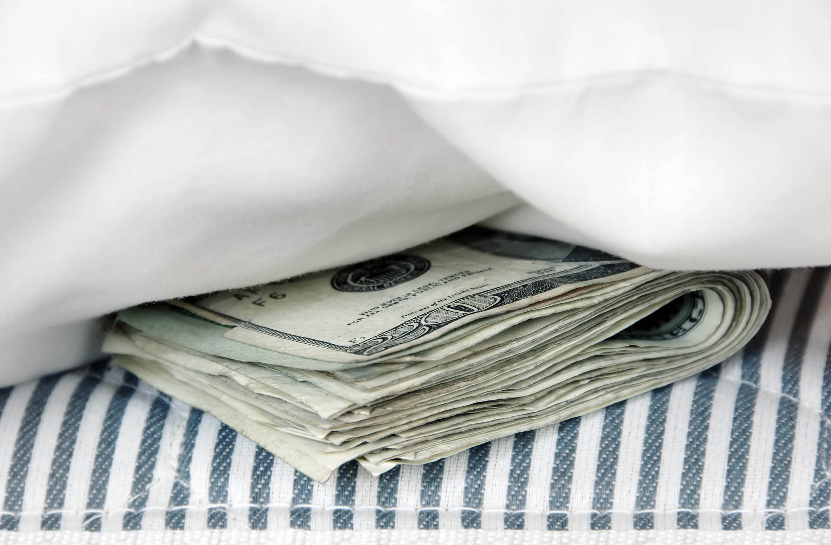 Надежные тайники: как сохранить деньги туристу?