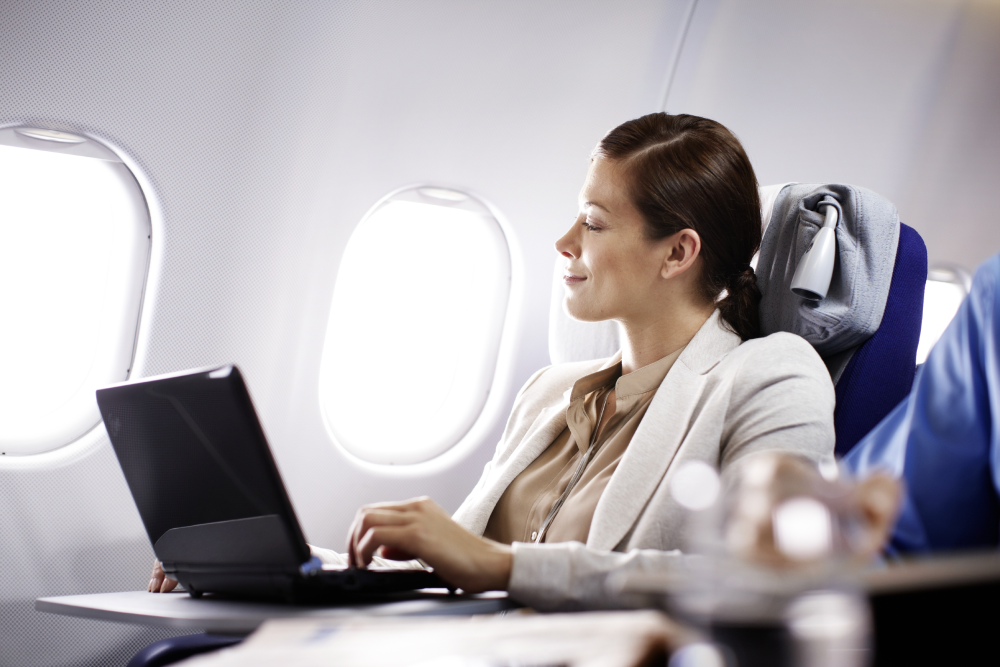 Стоит ли пользоваться Wi-Fi в самолете: какие есть предложения для пассажиров?