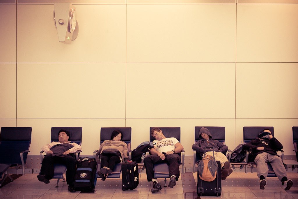 11 полезных советов для комфортной ночевки в аэропорту