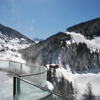 Интернет и звонки в Андорре: заказываем сим-карту в России