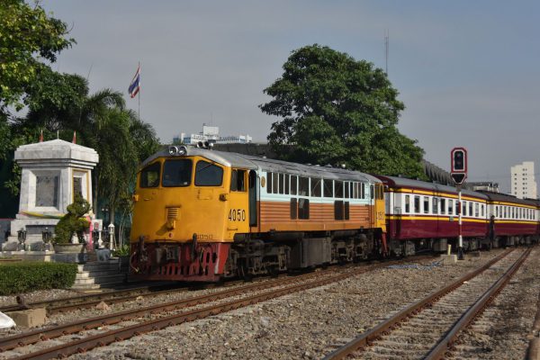 Незабываемая достопримечательность Таиланда: поездка на раритетном поезде
