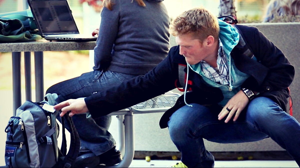 не стать жертвой вора в отпуске и не переплачивать за Интернет в другой стране?