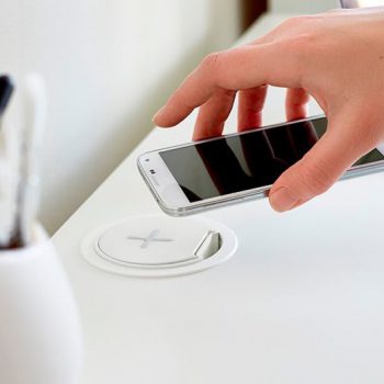 Как зарядить смартфон или другой гаджет в чужой стране без переходника?