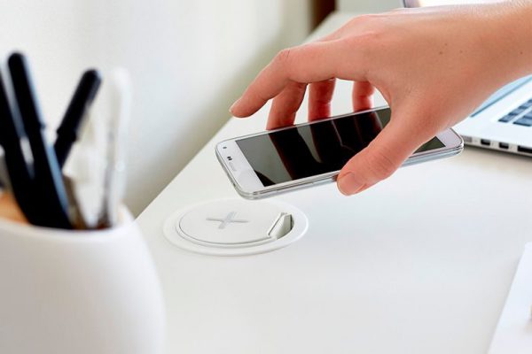 Как зарядить смартфон или другой гаджет в чужой стране без переходника?