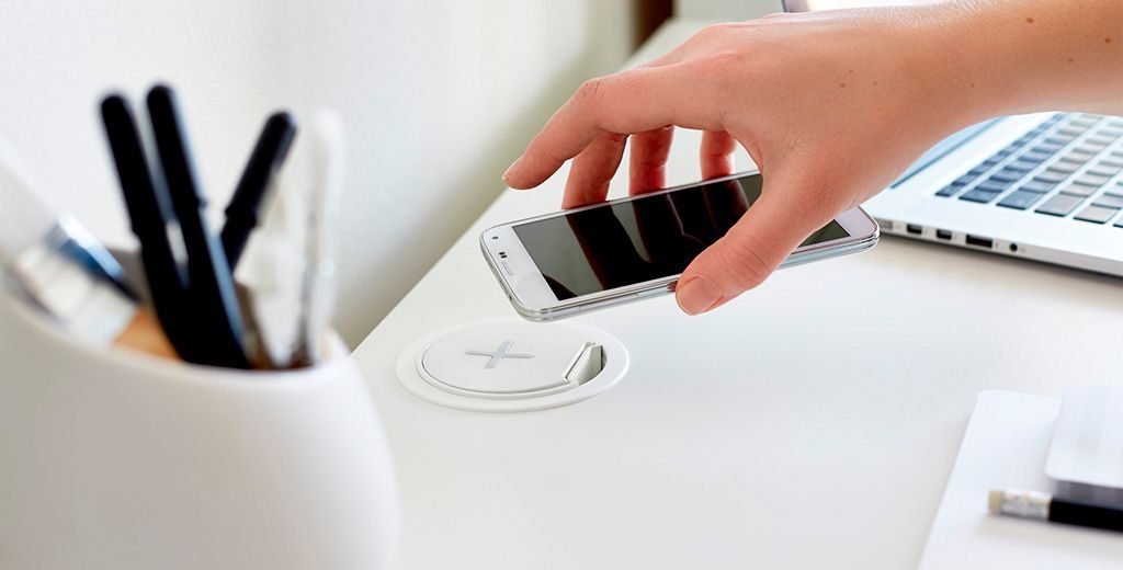 Как зарядить смартфон или другой гаджет в чужой стране без переходника?