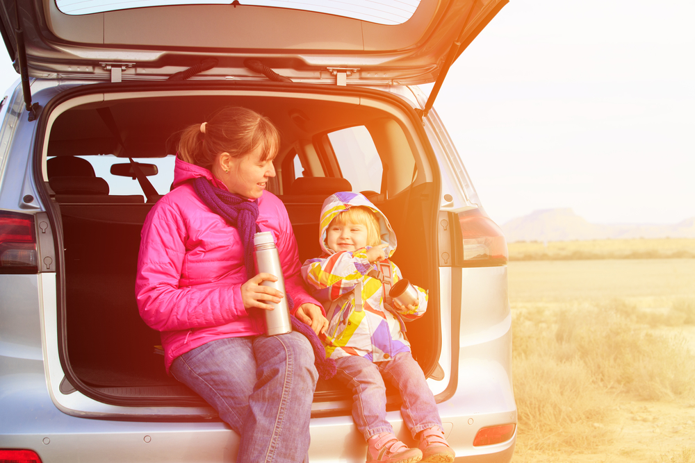 Самый оптимальный вариант для путешествующих на авто по Европе – тариф на Интернет от Orange Все больше россиян выбирают для себя путешествия на авто. Это удобно, не нужно зависеть от расписания транспорта, можно добраться практически в любой город без проблем. Но ситуация немного меняется, если вы собираетесь путешествовать на авто со своим маленьким ребёнком или детьми. Сегодня Евророуминг подготовил несколько полезных советов для родителей. Также мы расскажем, как можно не платить слишком много за сотовою связь, путешествуя на машине за границей. Самый оптимальный вариант для туристов – это подключение Интернета. Недорогой план предлагает оператор сотовой связи Orange. Выбрав Интернет за границей по тарифу Мундо, турист сможет не беспокоиться о цене мегабайт на протяжении месяца. Ведь 3 ГБ обойдутся всего в 7 евро, кроме того, есть и другие объемы Интернета: • 6 ГБ за 10 евро. • 9 ГБ за 15 евро. Узнать о подключении подробнее можно на сайте https://euroaming.ru/orange-mundo-internet-v-evrope/. Как организовать путешествие на авто с ребенком, чтоб избавить себя от стресса? Мечтаете показать мир детям и собираетесь в скором времени организовать автомобильное путешествие за границу всей семьей? Тогда читайте наши советы – пригодятся. В первую очередь стоит свыкнуться с мыслью, что в салоне с вами будут не взрослые, а дети, которые, в основном, ведут себя активно, а ещё могут капризничать. Поэтому к семейной поездке с маленьким ребёнком стоит готовиться тщательнее, чем к обычной. Советуем: • Взять с собой перекус, и желательно, такой чтобы нравился детям, но при этом не был вредным для здоровья и сладким. Предлагая ребёнку перекусить шоколадкой, родитель рискует получить в подарок после – гиперактивность, которая в салоне авто точно будет неуместной. • Обязательно захватить сменную одежду (желательно, чтобы она была не на дне чемодана, а в доступности), влажные салфетки и питьевую воду. • Собрать мини-аптечку для детей. Медикаменты должны быть обязательно. • Взять игрушки, лучше новые. Они займут ребёнка на некоторое время. • Выбрать для своей семьи оптимальное время для пути. Некоторые дети спокойно переносят 7-8 часов дороги, а другие и пять не выдерживают. • Обязательно останавливаться и ночевать в отелях, не пренебрегая сном. Во-первых, это небезопасно, а во-вторых, пока вы будете ехать, ваш малыш выспится, и утром будет очень активным, а вы – нет. • Загрузить любимые мультики-фильмы до выезда. Если видео закончилось, не беда, загружайте новое. Тарифы от Orange позволяют не беспокоиться о цене трафика даже за границей. • Не переживать по поводу порядка в машине (помните, что с вами едут дети), и захватить с собой мусорные мешки и мини-пылесос, если есть возможность. • Планировать свою семейную поездку максимально подробно. Особенно важно продумать вопрос, где останавливаться на ночь. • Не выбирать слишком длительные туристические маршруты и экскурсии. Дети устают, для них программа должна быть проще. • Взять с собой детскую коляску, если ребёнок маленький. Перспектива носить малыша все время на руках не очень радужная. В любом случае будете уставать. • Не ссориться в пути с мужем\женой, а договариваться и разделять обязанности. И главное – помните, вы собираетесь отдохнуть от серых будней и рутины, поэтому расслабьтесь и получайте удовольствие от всего, что происходит в пути, даже если это капризы ребёнка. Больше полезной информации о подготовке к путешествиям на авто читайте на https://euroaming.ru/category/avtomobilnye-dorogi-evropy/.