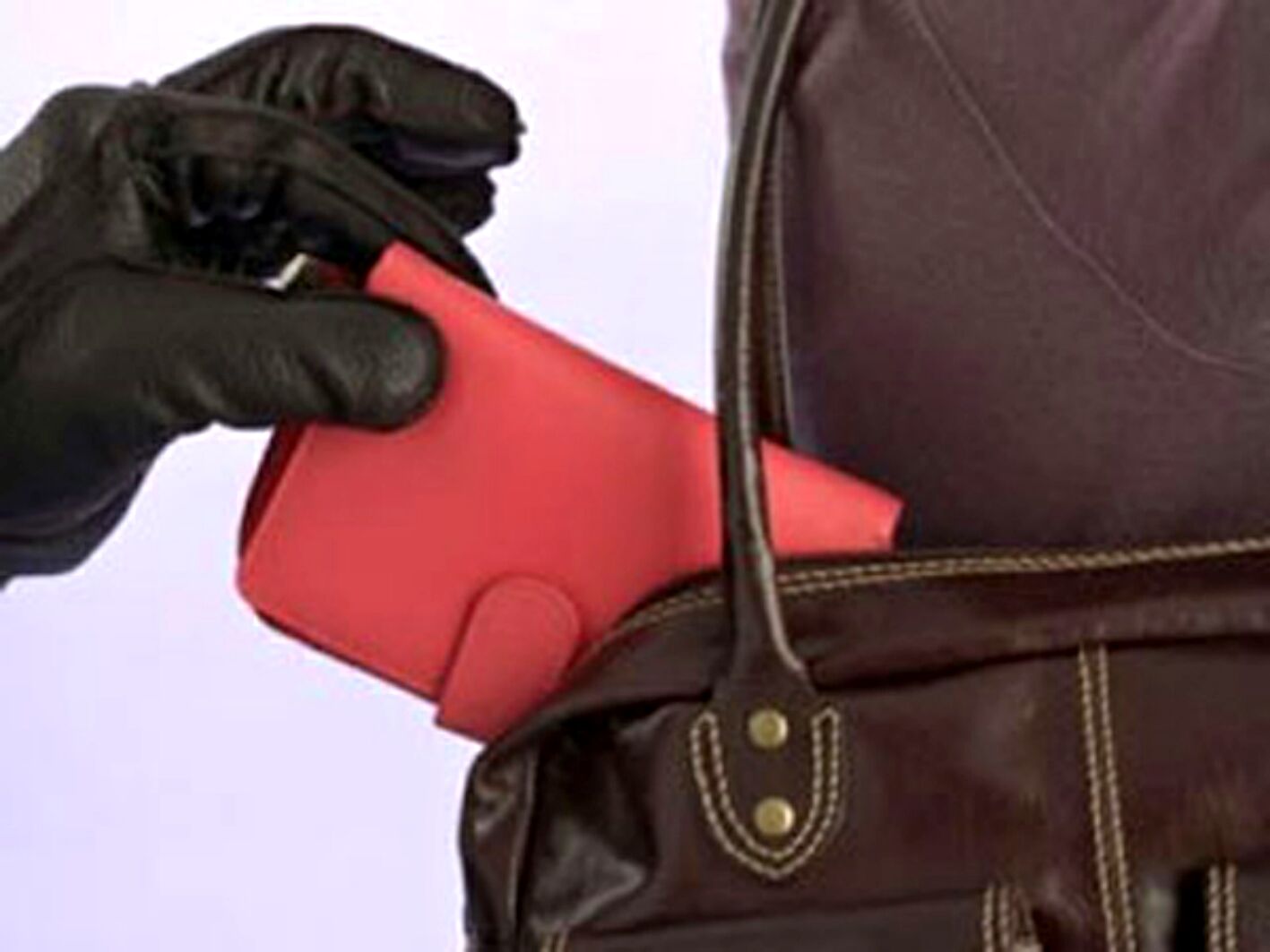 7 хитрых уловок мошенников, которые могут дорого обойтись путешественнику