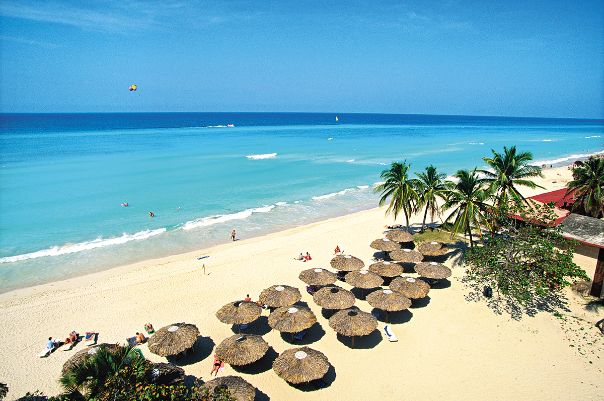 Где можно развеять осеннюю хандру: солнечные безвизовые направления для отпуска