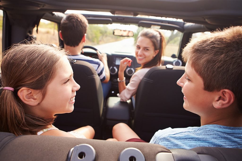 со взрослым ребенком в машине