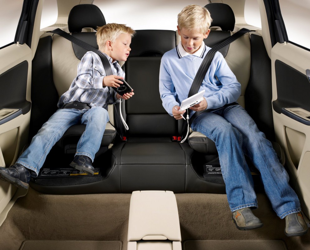 Примеры игр, которые позволят занять ребенка в машине