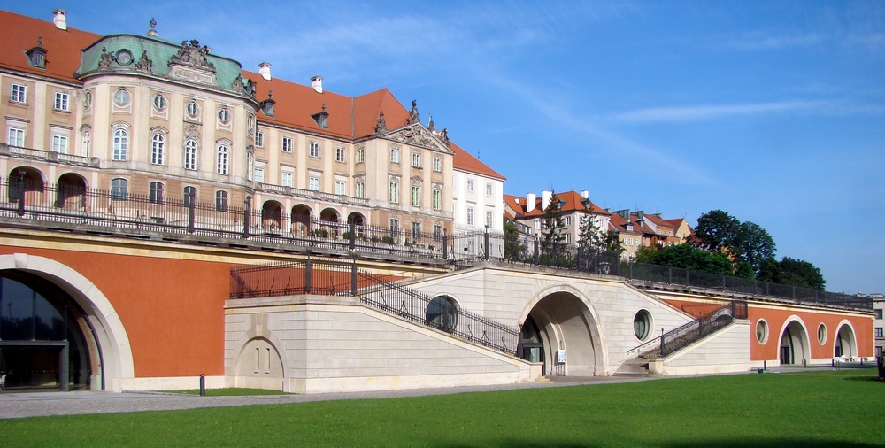  Королевскому дворцу